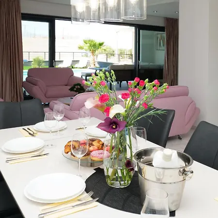 펜션 Amazing In With Sauna 프리모스턴